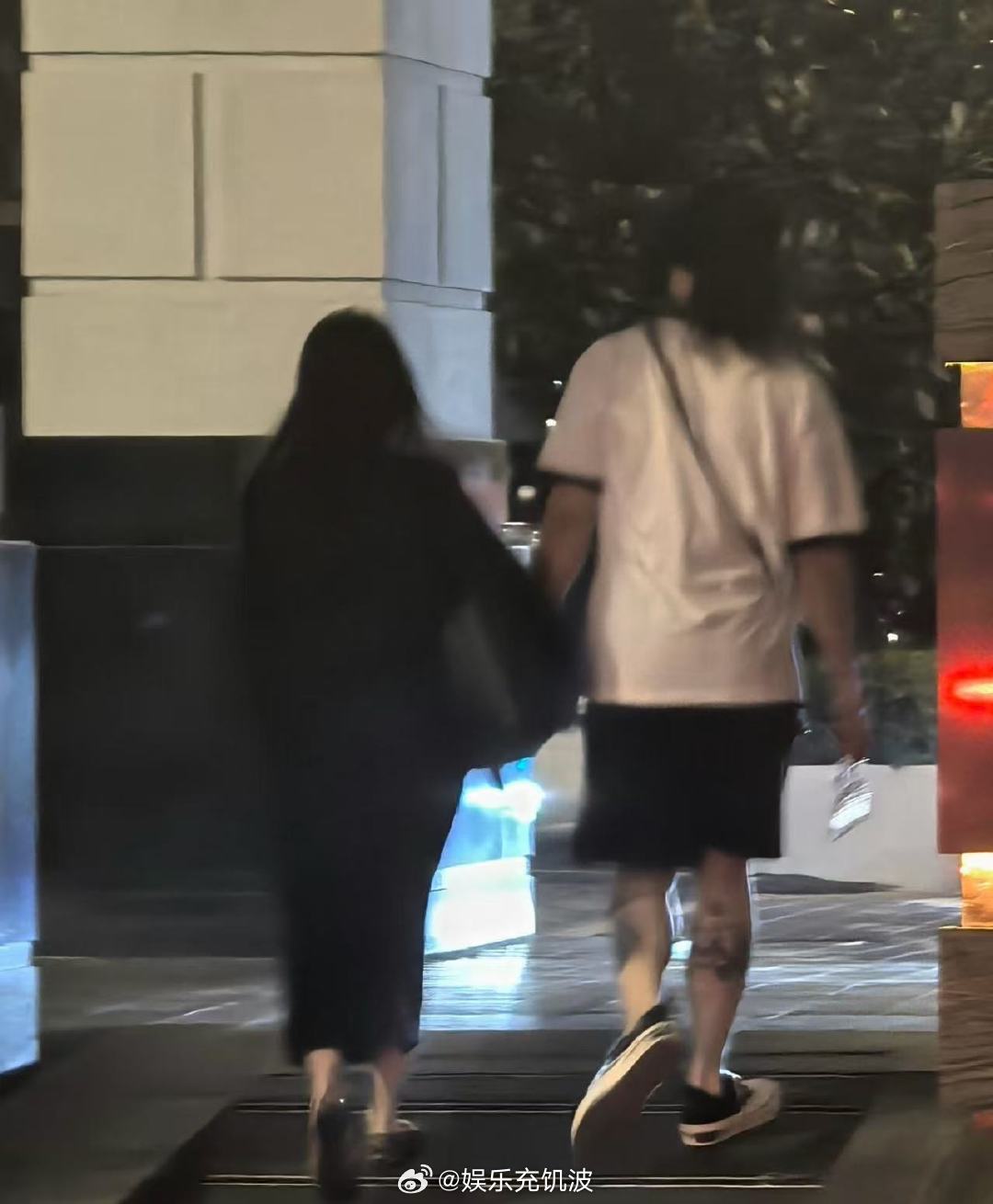 吴建豪和妻子牵手背影吴建豪和妻子牵手背影照有！吴建豪和妻子牵手背影照
