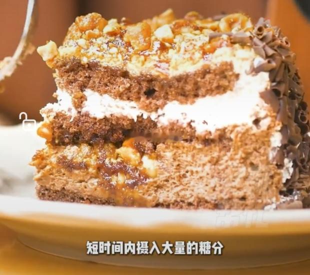 13岁男孩吃大量甜品呼吸衰竭进PICU 一名 13 岁男孩长期被家长纵容，频繁食