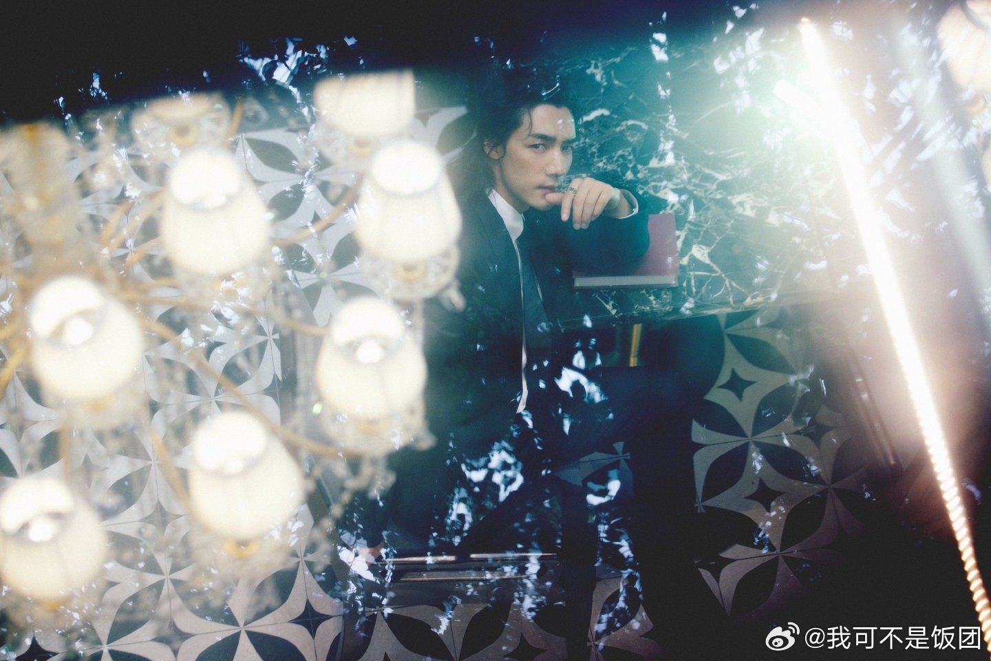 此沙西湖边走红毯引白鹭围观在西湖边走红毯的此沙也太帅气了，黑西装就是此沙的统治区