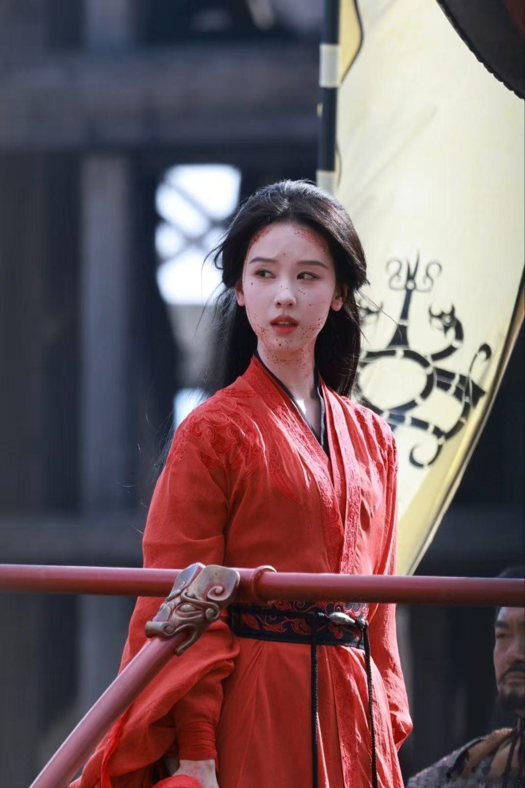 陈都灵战鼓声声有女铮铮 陈都灵红衣擂鼓，发丝跟着鼓点飞✨ 那股执着劲儿，比战鼓还
