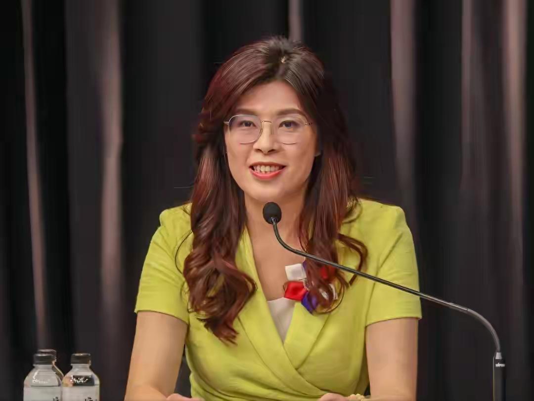 一是郑丽文高喊支持祖国统一的口号时，各派系并没有和她一样振臂高喊，有的遮遮掩掩，