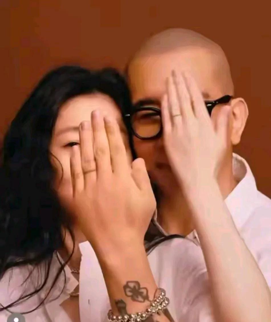 大S那会儿应该是被幸福冲昏了头脑，不然咋好意思晒出来这样的照片。结婚没有婚礼不说