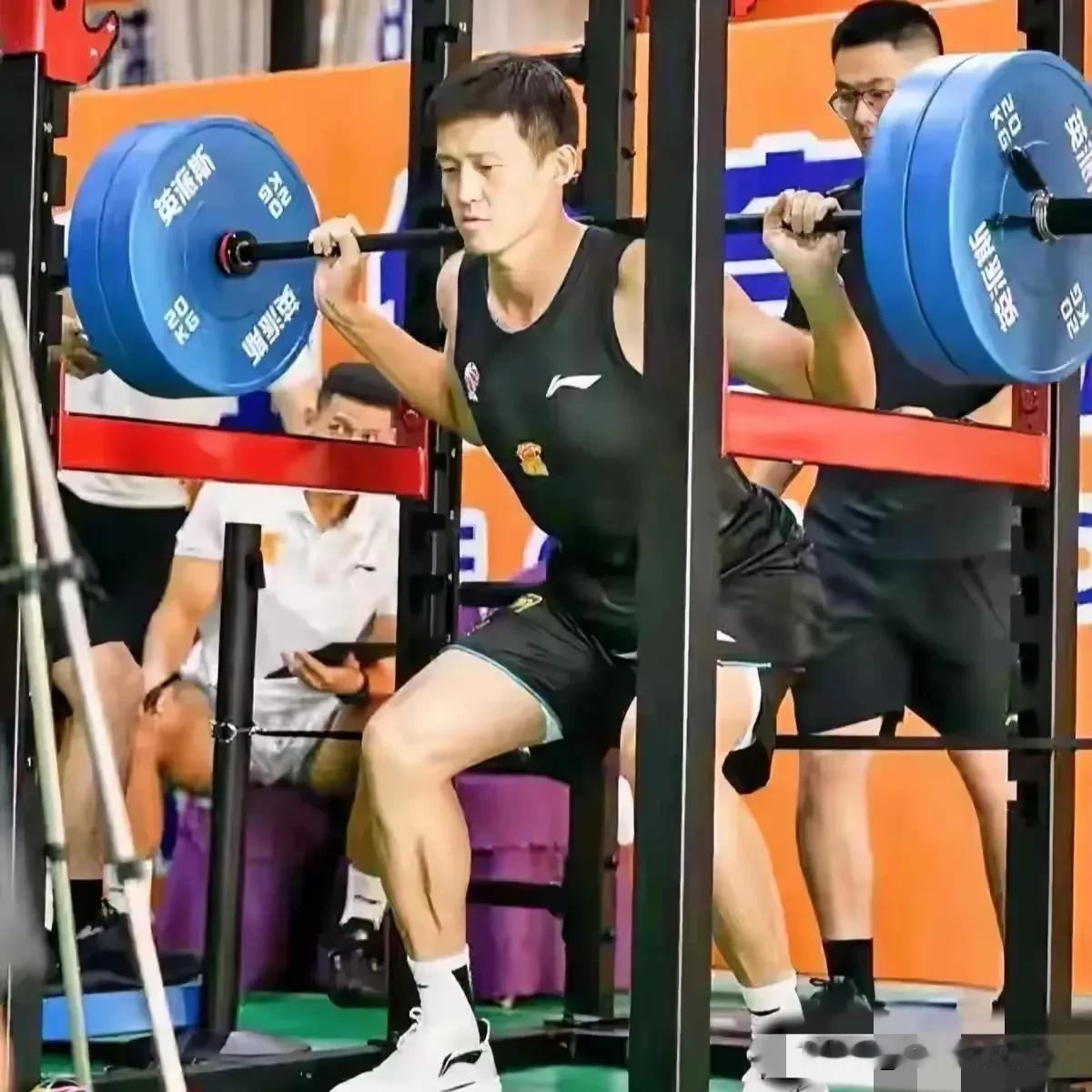 你敢相信吗？34岁球员兼教练的周鹏轻松通过体测，他身上所散发出的那股拼劲与正气，