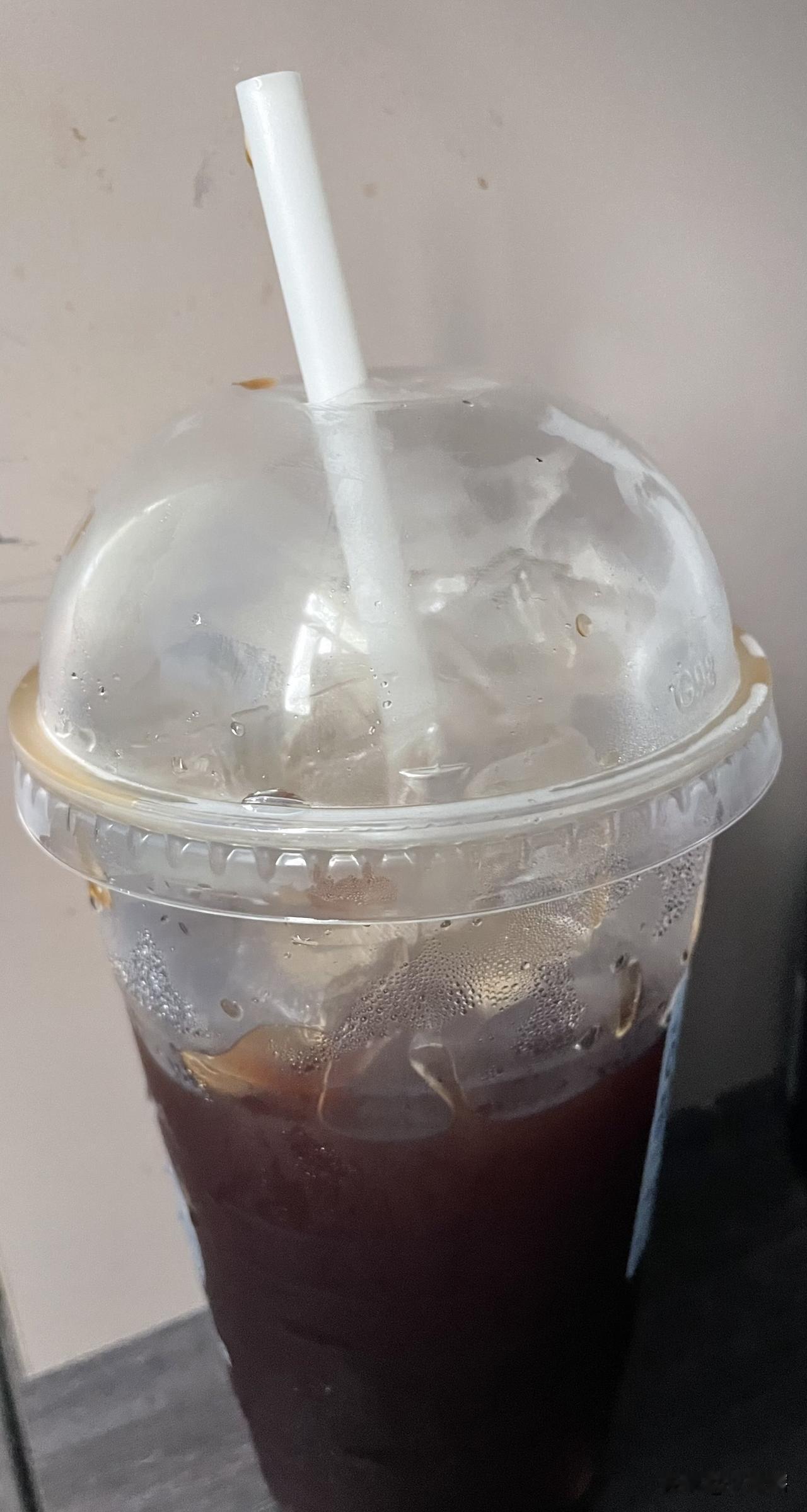服务态度是真没话说，可我不想要那么多冰块！
今天天气不错，想着买杯冰咖啡喝喝，于