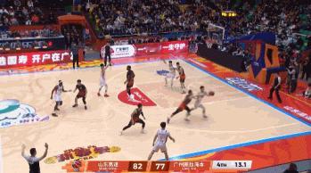 超高难度！刘颜诚底角接球，没摆脱、没空间、防守贴脸，强行干拔出手，三分空心入网！