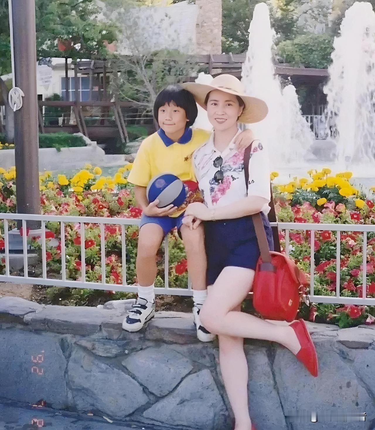 1992年的这张合影，定格下39岁林凤娇最为温婉动人的模样。
彼时，她头戴一顶宽