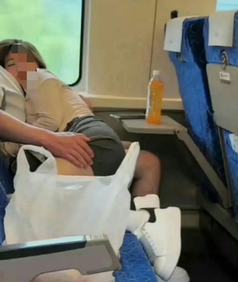 触动心弦场景：这趟高铁的风都带着甜。女孩蜷在男生怀里睡得安稳，他轻轻护着她，连窗