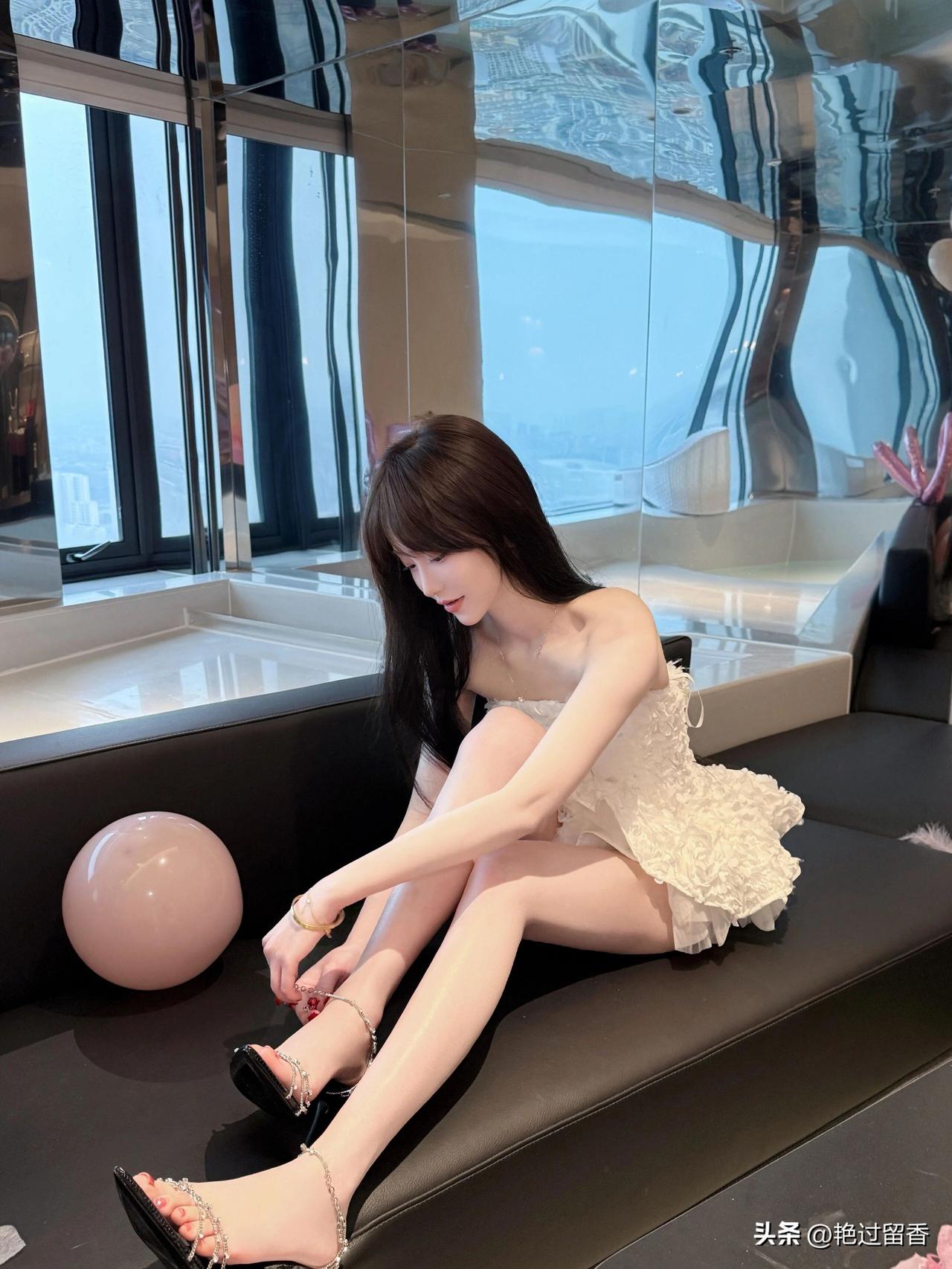 优雅少女在现代客厅，享受宁静时光！