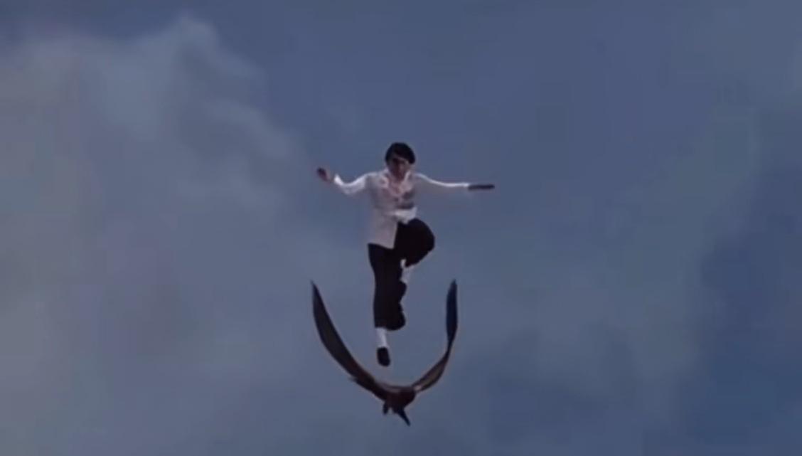 现在看到这个画面才似乎明白周星驰的良苦用意，原来在即将大道功成的那一刻，是踩着老