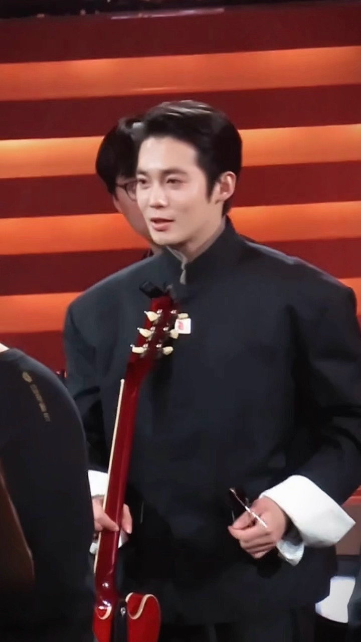 于适北影节彩排生图 谁家演员北影节开幕晚会唱红歌呀 于适彩排生图来啦！ 