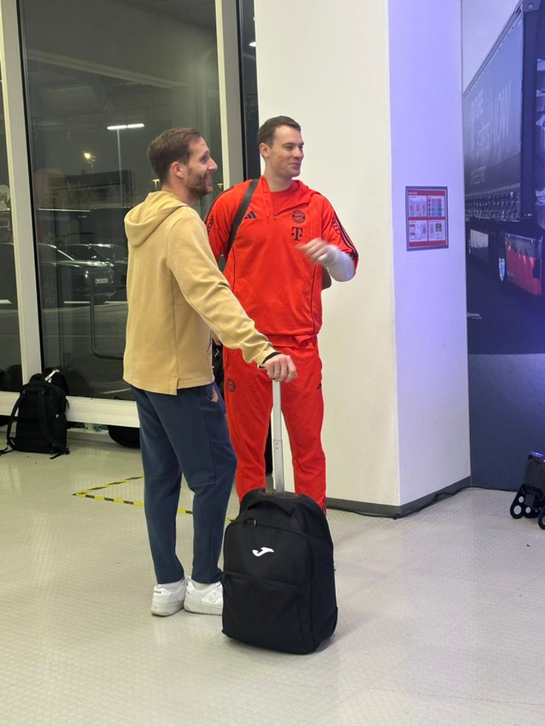 赛后诺伊尔和鲍曼 