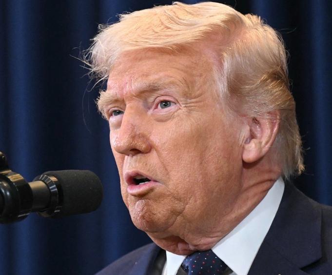 特朗普3月10日发文说，如果伊朗敢做出任何阻碍霍尔木兹海峡石油流通的事，他们将遭