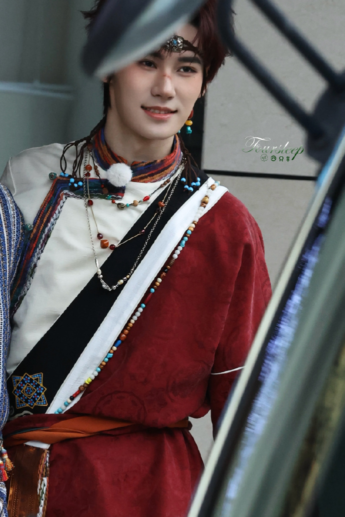 张真源藏服抹额造型张真源奔跑吧藏装路透 张真源藏服抹额造型，张真源奔跑吧藏装路透