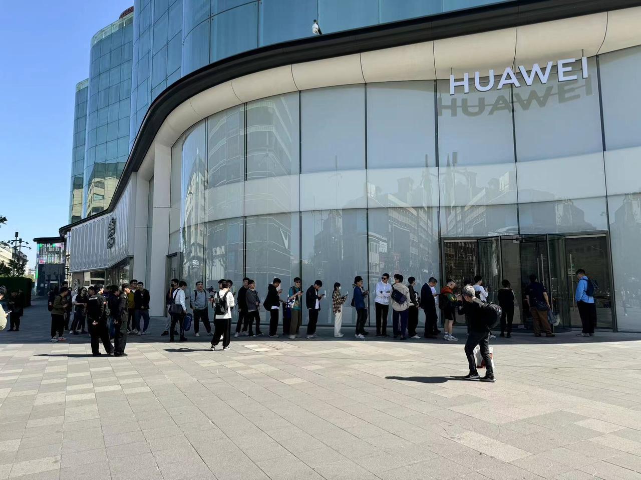 此时此刻，华为王府井旗舰店的门口已经排起了长队，看样子今天华为Pura70应该是