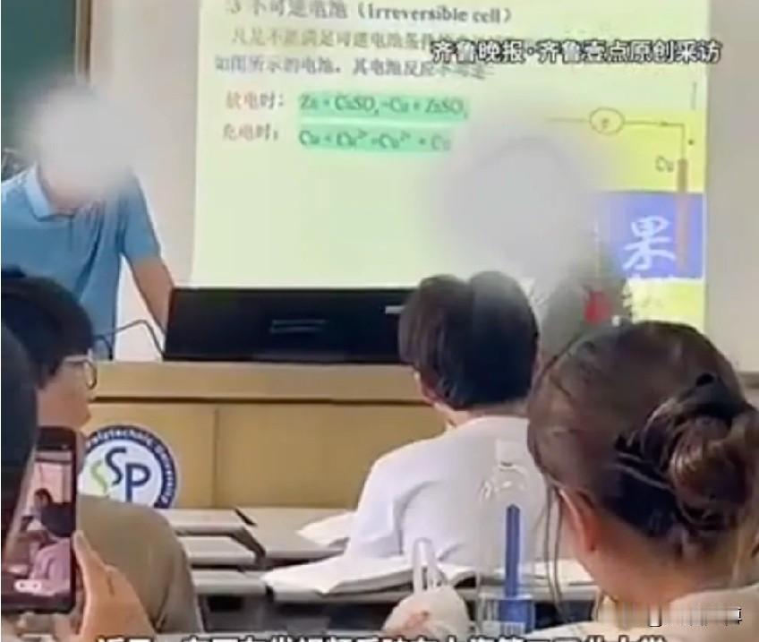 现在的孩子晚上玩手机游戏不睡觉，白天昏昏欲睡，老师批评不得，否则不是跳楼就是跳河