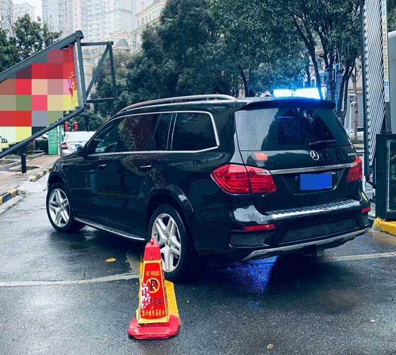都开上奔驰gl350了，不至于为了5块停车费堵门吧！非小区住户进去需要交5元停车