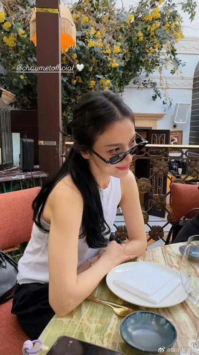 宋慧乔长发回归 6月18日，宋慧乔在社交网站晒出了自己的最新美照，宋慧乔身穿白色