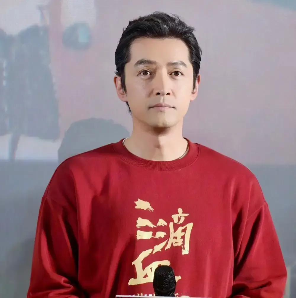 胡歌在播客里低头说把女儿带在剧组跑让她没过一天正常小孩日子我听着心口一闷。
拍戏