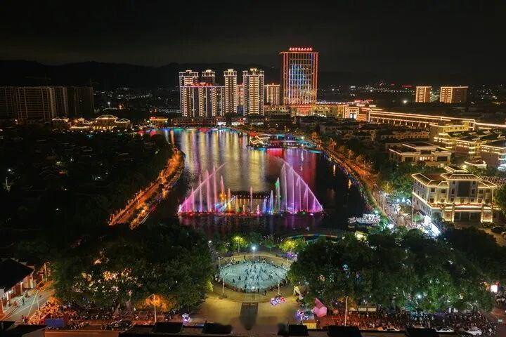 东阳身边事 今天（8月13日），花园村吉祥湖上，工作人员开始搭建浮桥基座。这标志