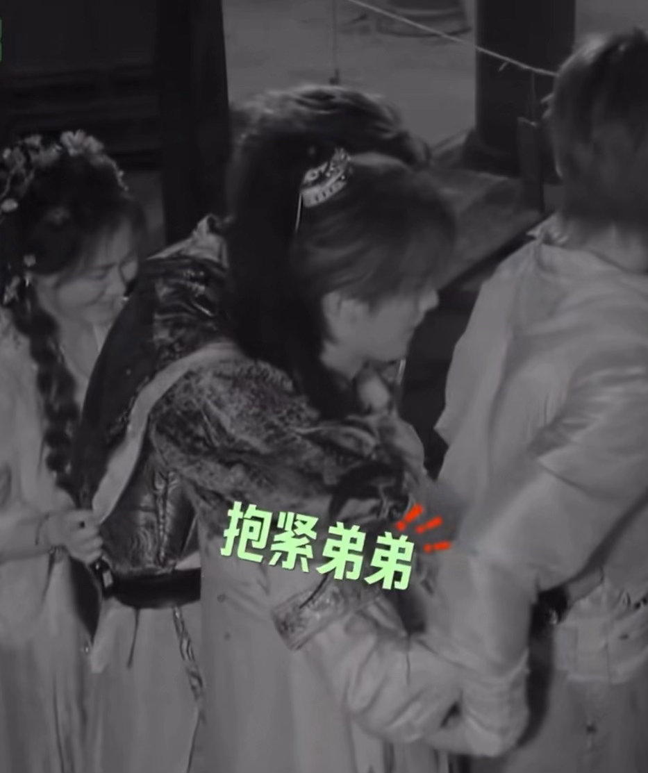 张凌赫把丁程鑫搂进怀里小丁在张凌赫怀里都显得娇小了
