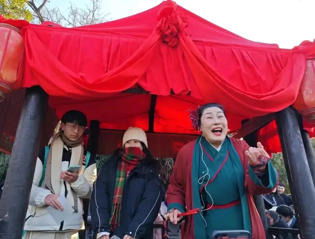 过去是王婆卖瓜，自卖自夸，现在是王婆说媒，月老红娘，她现在可是火遍全网的媒婆大网