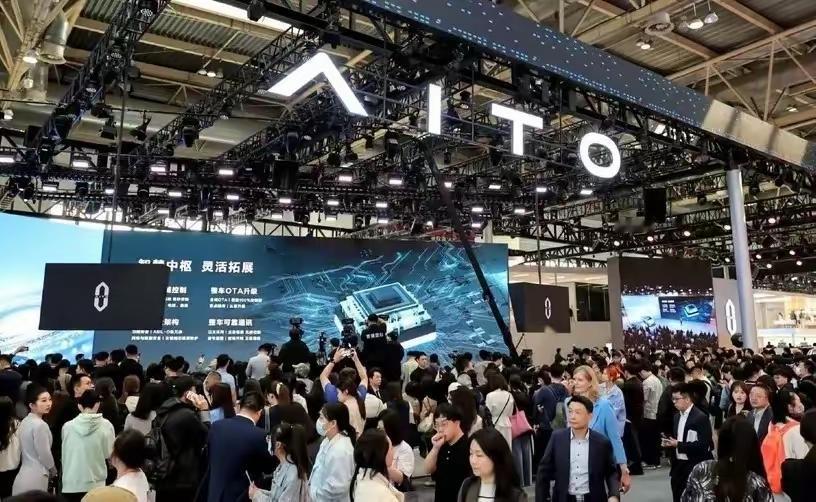 北京车展成“中国新能源主场”，外国友人热情高涨，围站展台惊叹记录，满眼震撼与向往