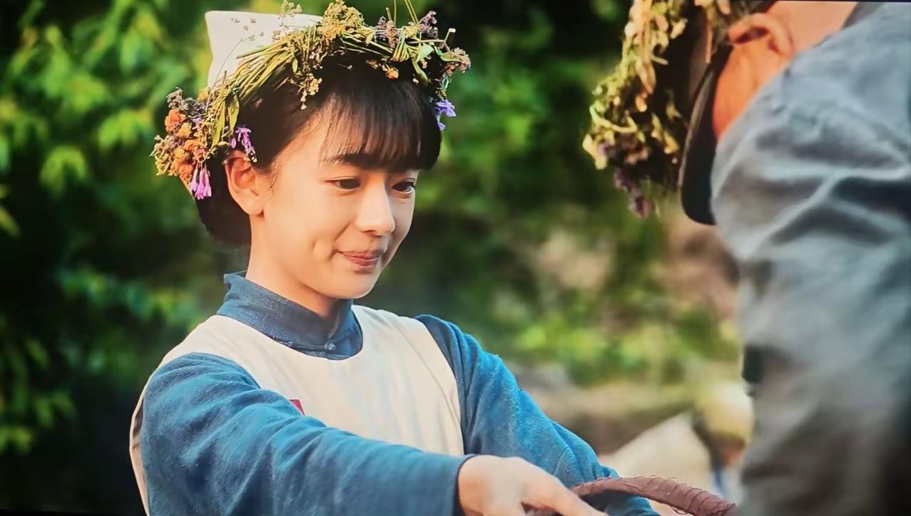 追剧《八千里路云和月》中秋节，张云魁在战地医院养伤，护士韩小月给伤员每人头上戴一