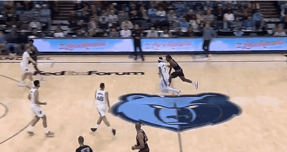 连续得分！伦纳德似乎恢复状态了！
在今天NBA常规赛快船对阵灰熊的第三节比赛中，