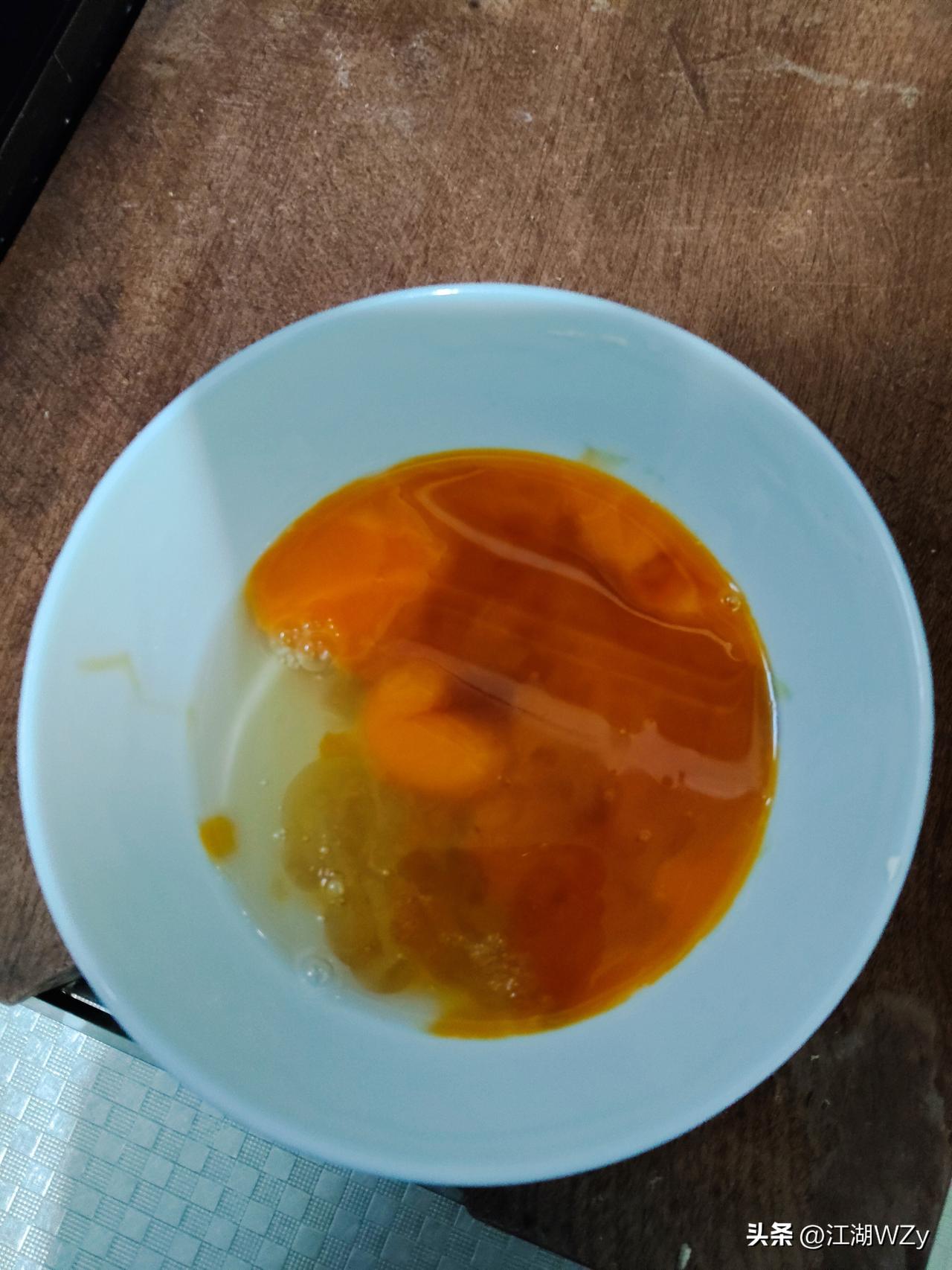发现没有，现在有许多白皮鸡蛋，打开以后，蛋黄全部是红色的，这样的鸡蛋，大家觉得敢