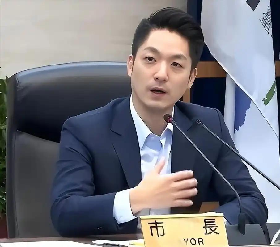 就在刚刚，

台北市长蒋万安发表严正声明，

7月7日，针对致癌油风暴席卷全台，