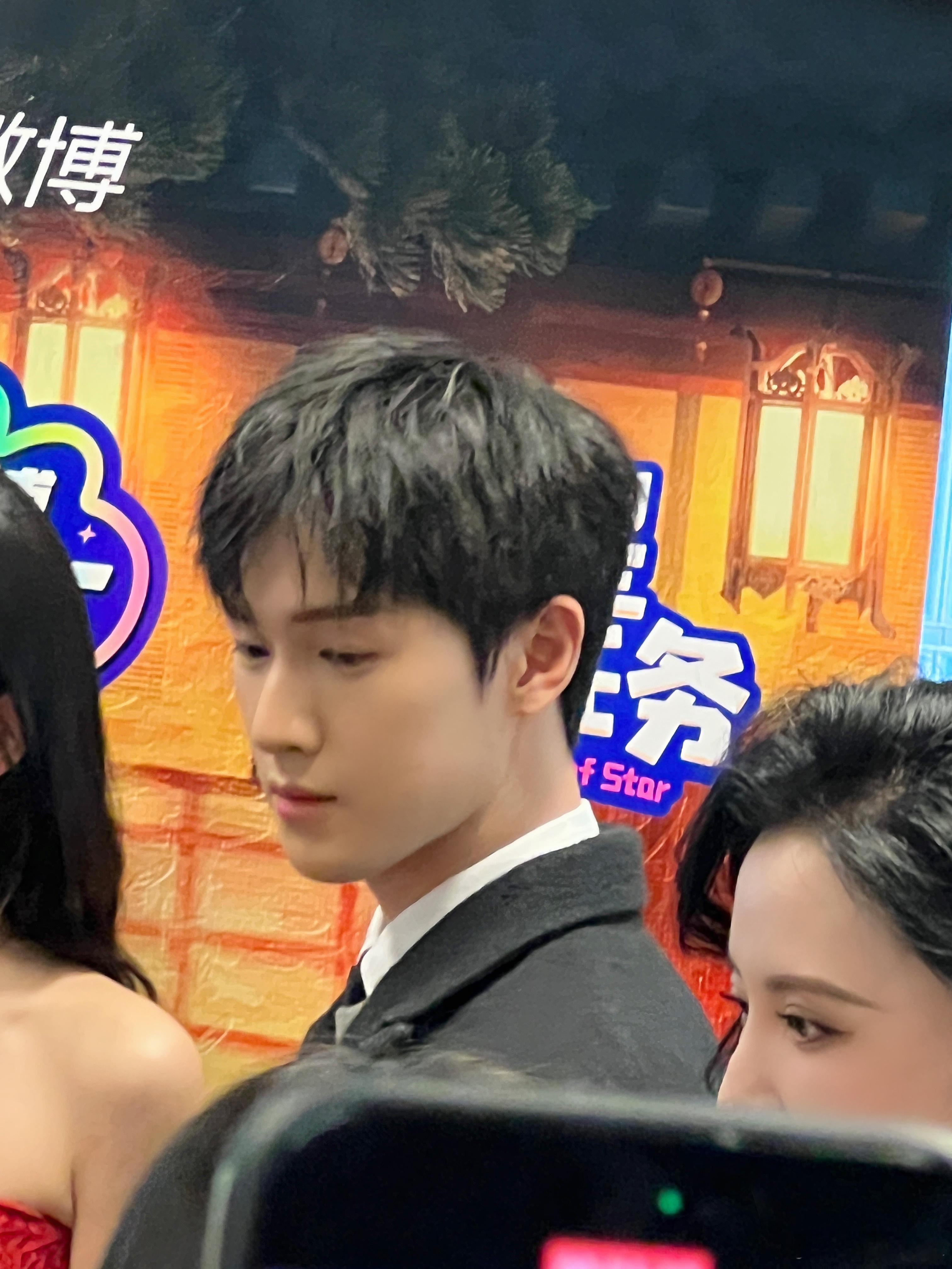 李昀锐扫楼送柿子  李昀锐宋墨世子送柿子 是谁挖到这么个宝藏男孩李昀锐啊？他面容