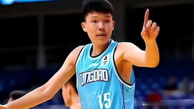 中国男篮两连胜暂列小组第三凭借终场前2.2秒杨瀚森的“准绝杀”，中国男篮在31日