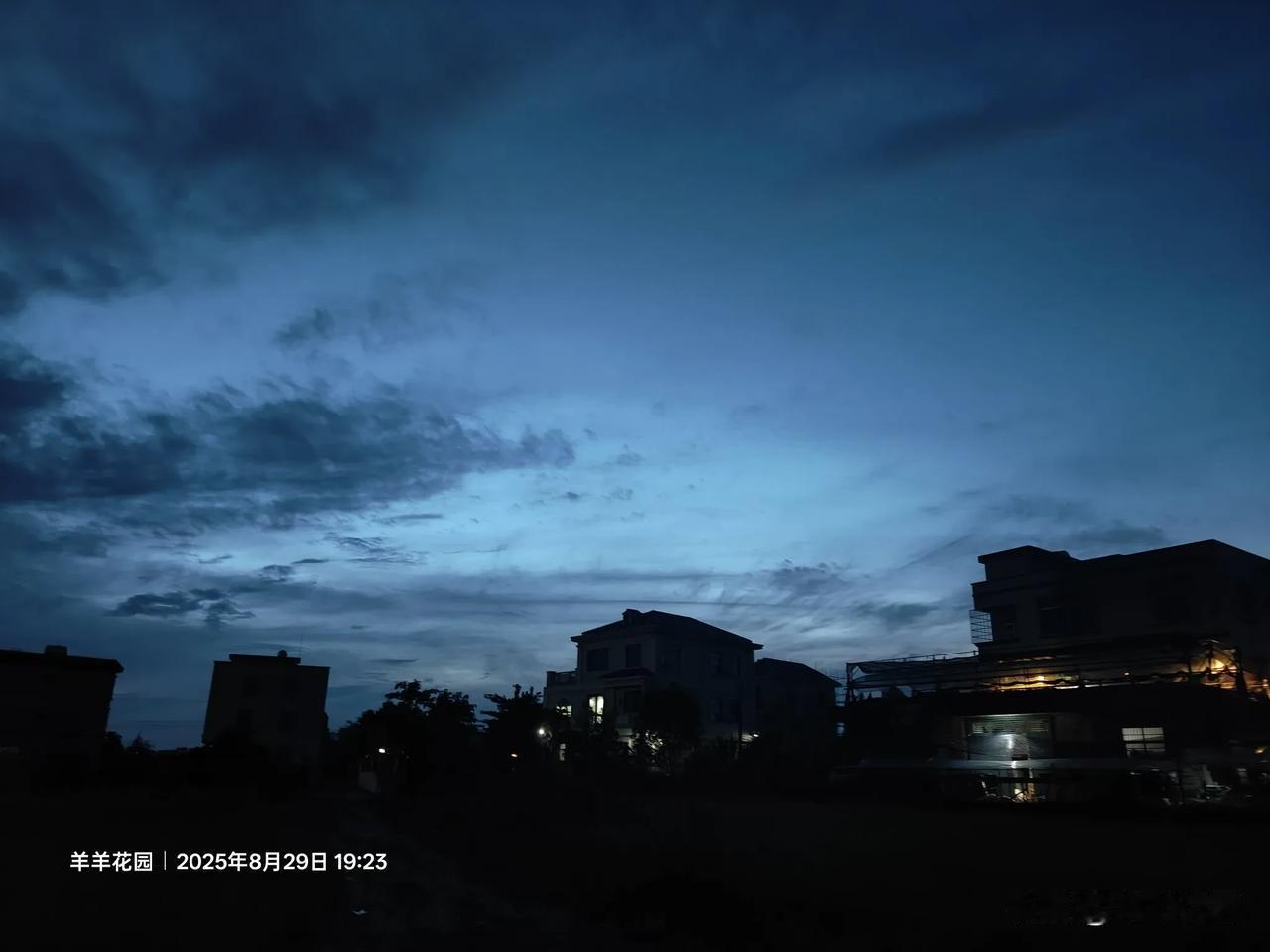 分享一张拍到的晚霞图片