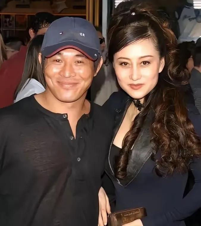 李连杰和利智的照片很难看到利智有笑容的，这张照片利智的微笑真的挺好看，其它照片都