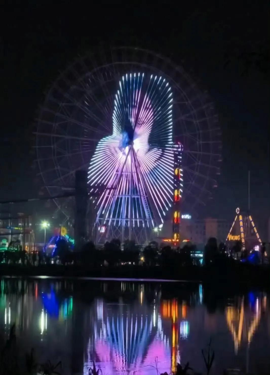 现在的摩天轮也太会整活了吧！
24小时循环播放李小冉心愿便利贴名场面，全天候不间