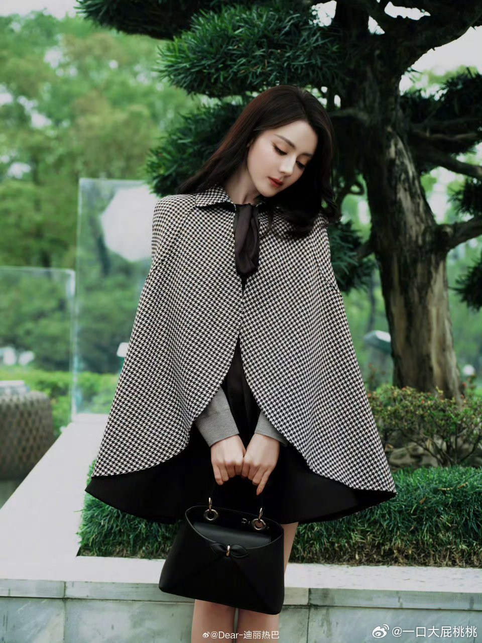 热巴身穿Dior by Jonathan Anderson 2026春夏系列，手