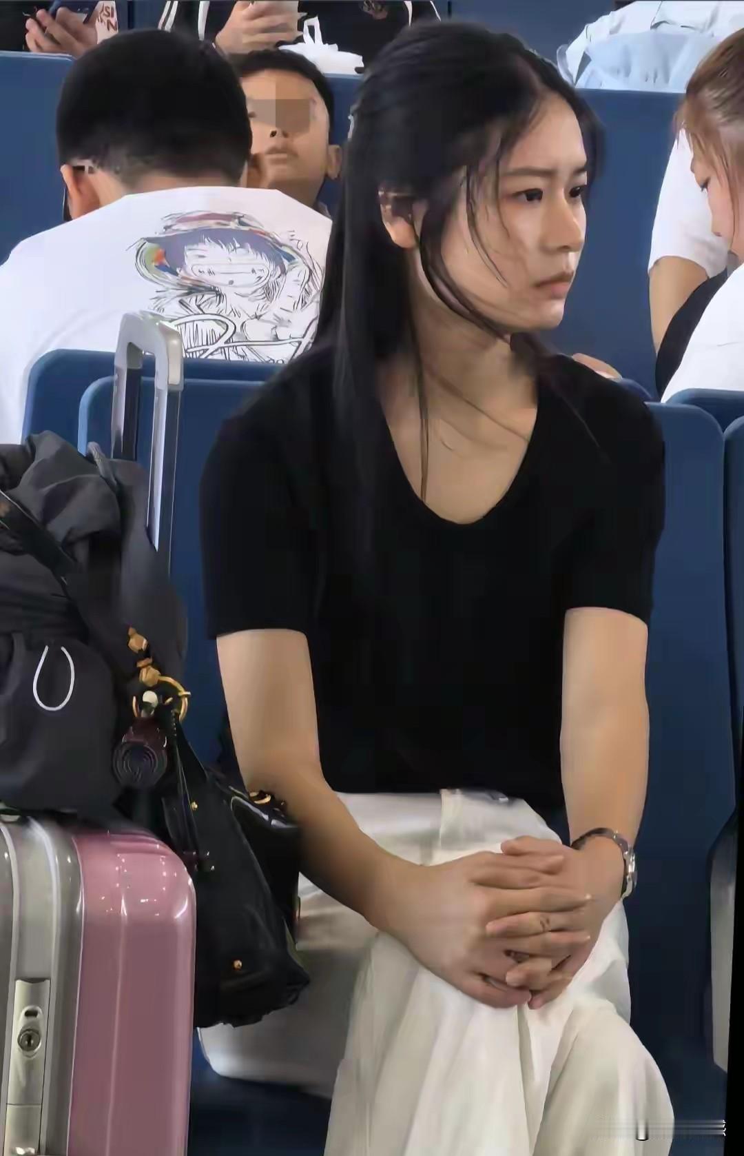 这个女子的面目表情，看起来非常的凝重，她应该是有心事，而且是非常不开心的事情，否