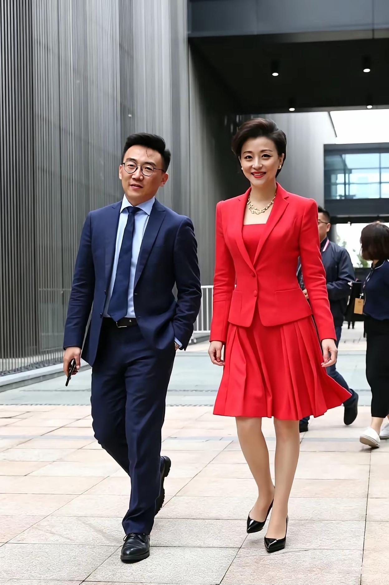 气质最好，也最美的杨澜主持人，年过半百了，身材保持还这么好。女央视主持人