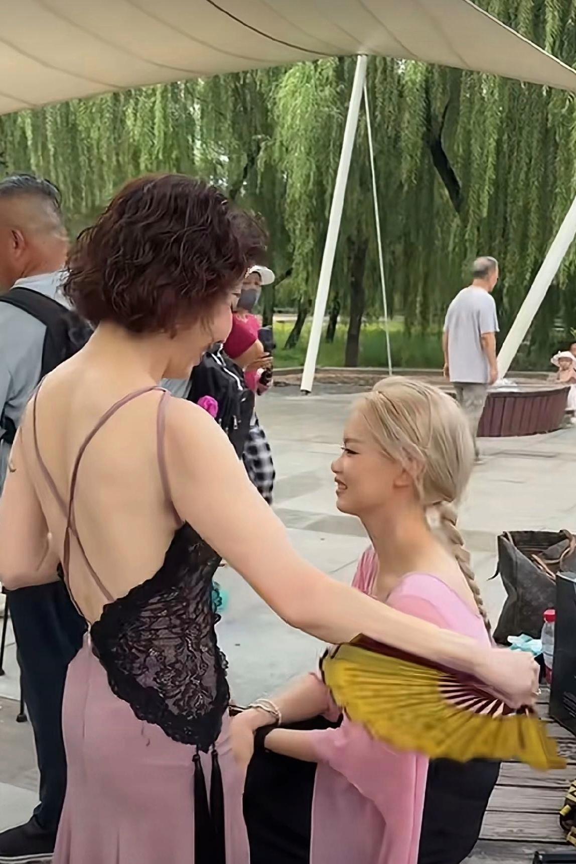 公园这一幕，网上吵翻了！
 
一位退休大妈穿着露背吊带裙在公园跳舞，有人觉得不妥