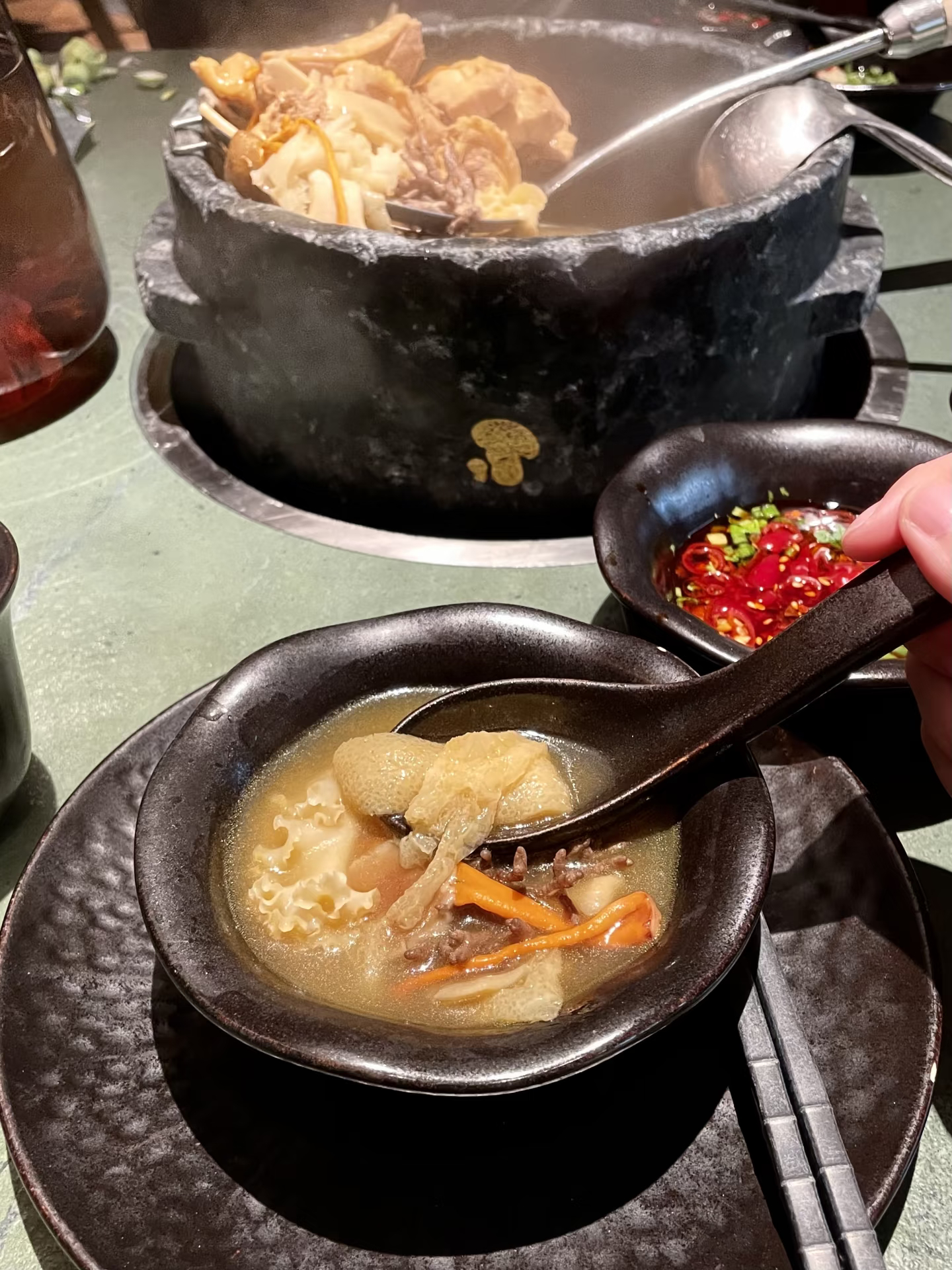 日子像一条平静的溪流，依着自己缓缓向前。不必追赶旁人的浪潮，也不用强求轰轰烈烈。