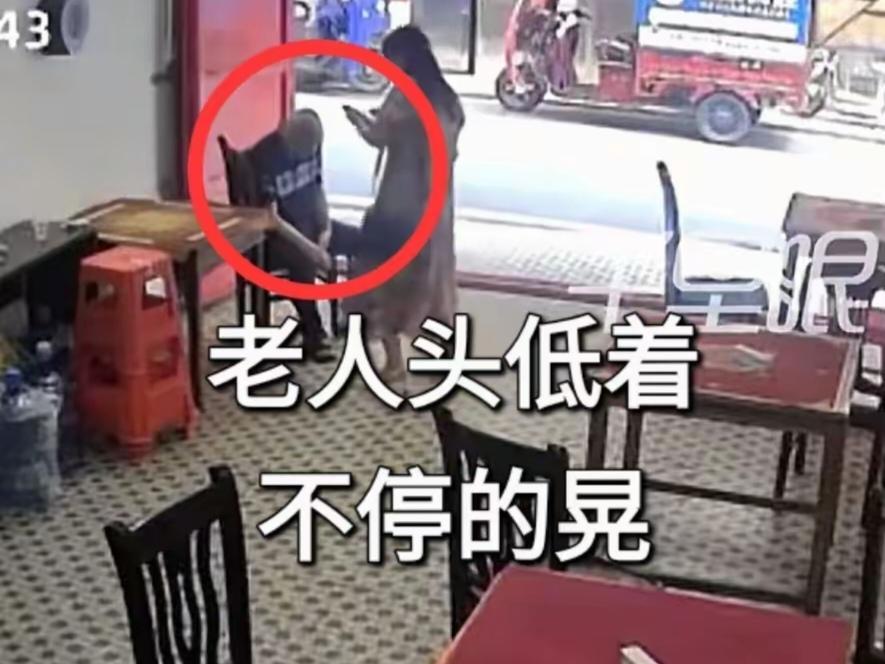 老板娘回应老人离世赔1.9万元，不赔不行！

老人家属都已经搬出遗体来店门口哭诉
