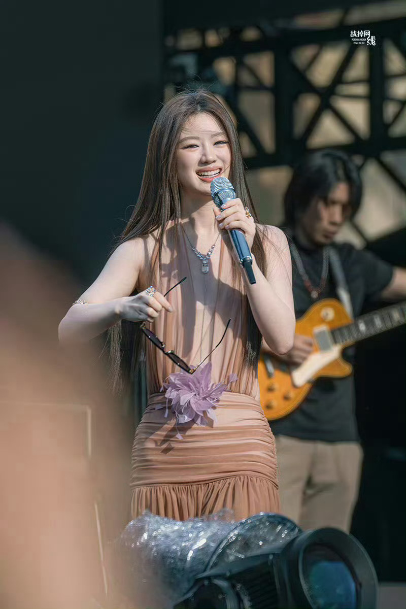 单依纯的嘴巴长的真好看，做唇模绝对顶流[爱你] ​ ​​​