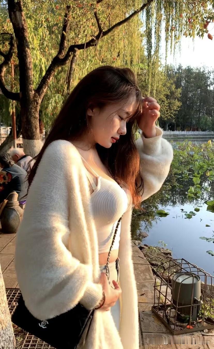 【卜算子·春思】

夜雨骤风雩，吹落胭脂瘦。
独倚阑干看水流，香冷人如旧。

春
