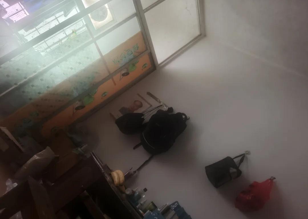 今年放弃了第二份工作，只剩30块钱。。
一个多月没有上班。昨天好不容易鼓起勇气去
