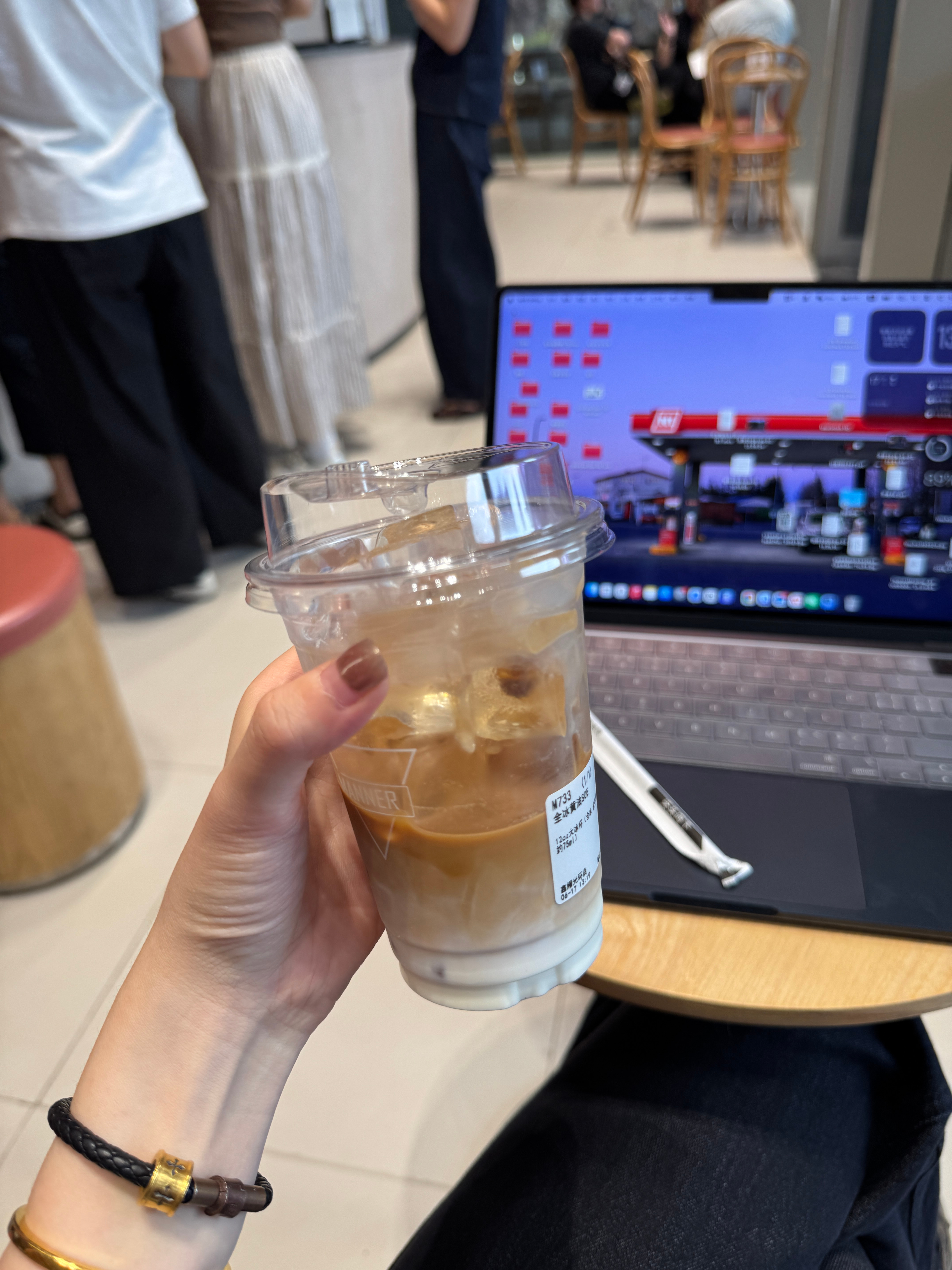 这个卖三分之一杯的新品只有第一口是好喝的 啥意思。 