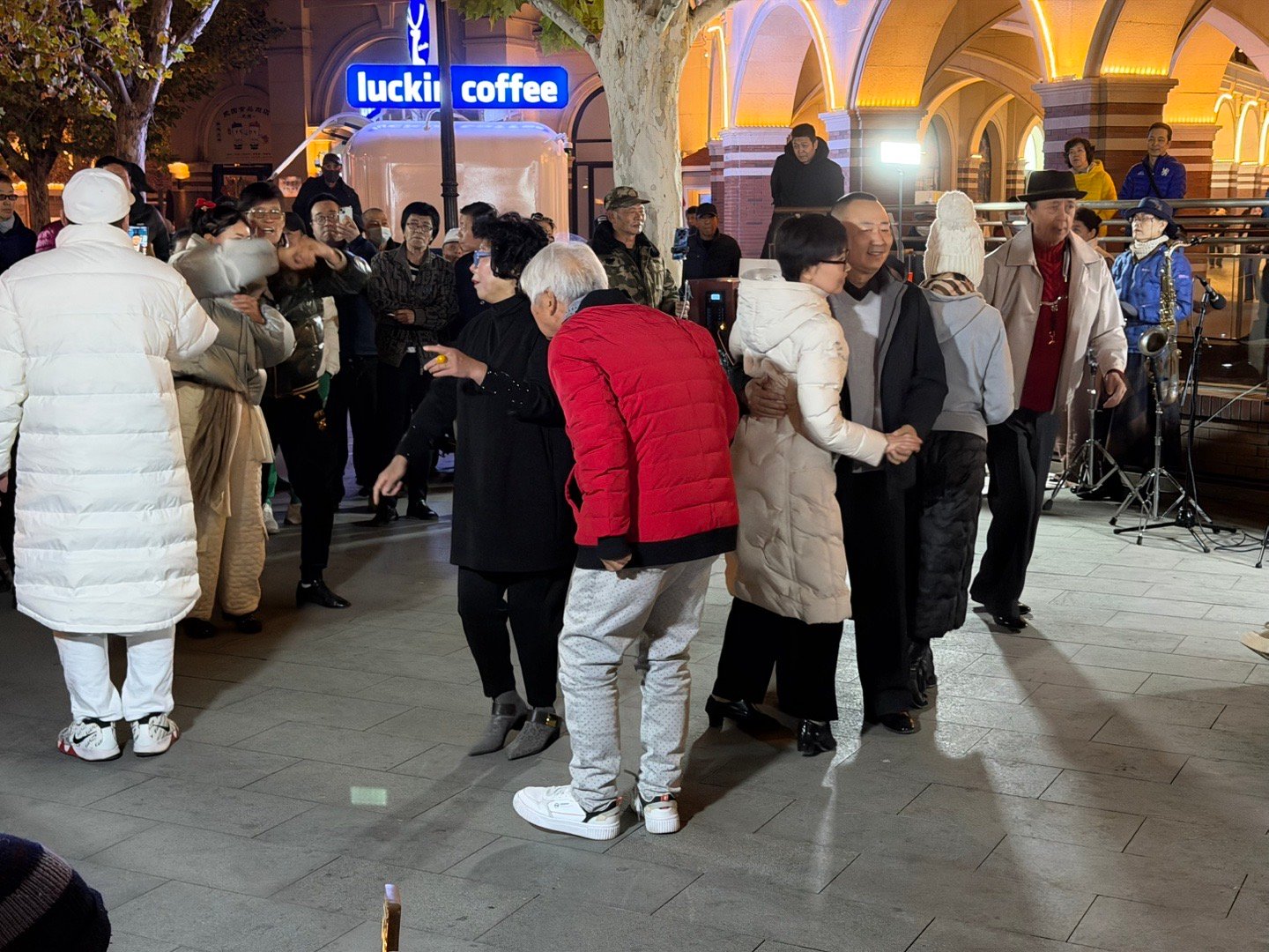 还得是天津人民，红衣大爷刚刚在我旁边锁车锁得颤颤巍巍，我以为他是来看热闹的，结果