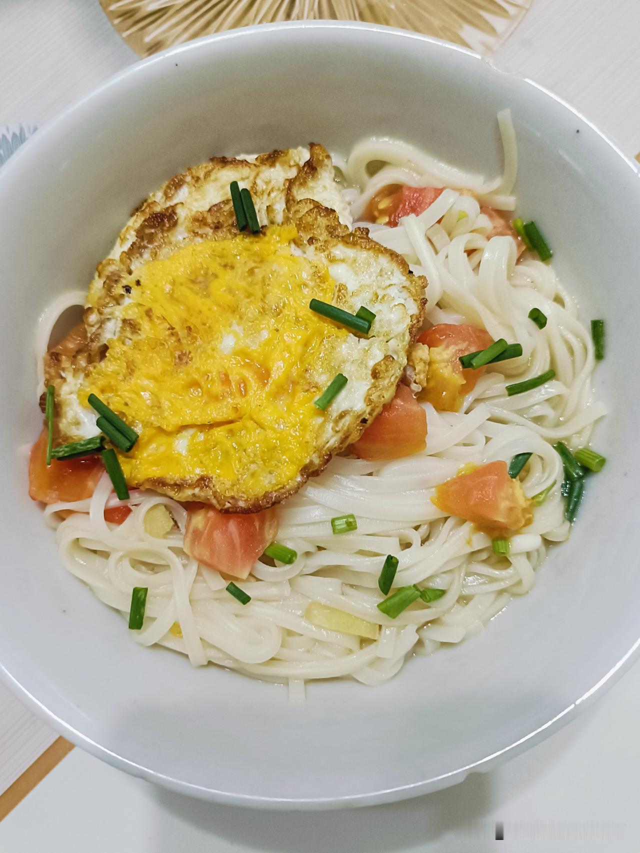 今天的早餐：西红柿鸡蛋面。

早上不想吃老人家做的白米饭，那就自己动手，我也好久
