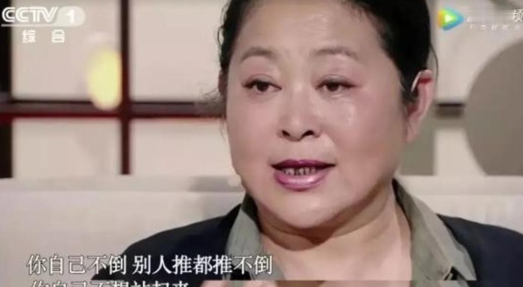 1999年，倪萍晚上跑到冯小刚家中，突然跪在地上，痛哭流涕，对冯小刚说：“哥，我