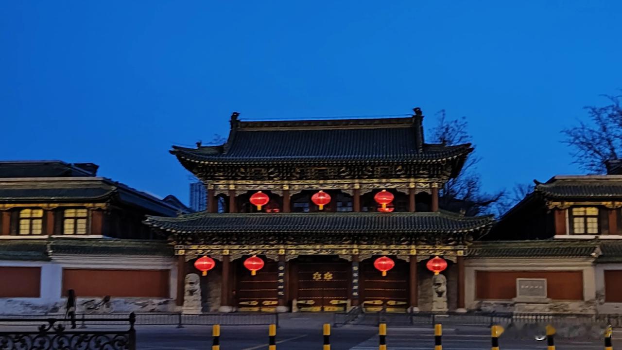 这是一个冬日的早晨，这也就是6:00拍摄的一张图片。
冬日的天很短，冬日的夜很长