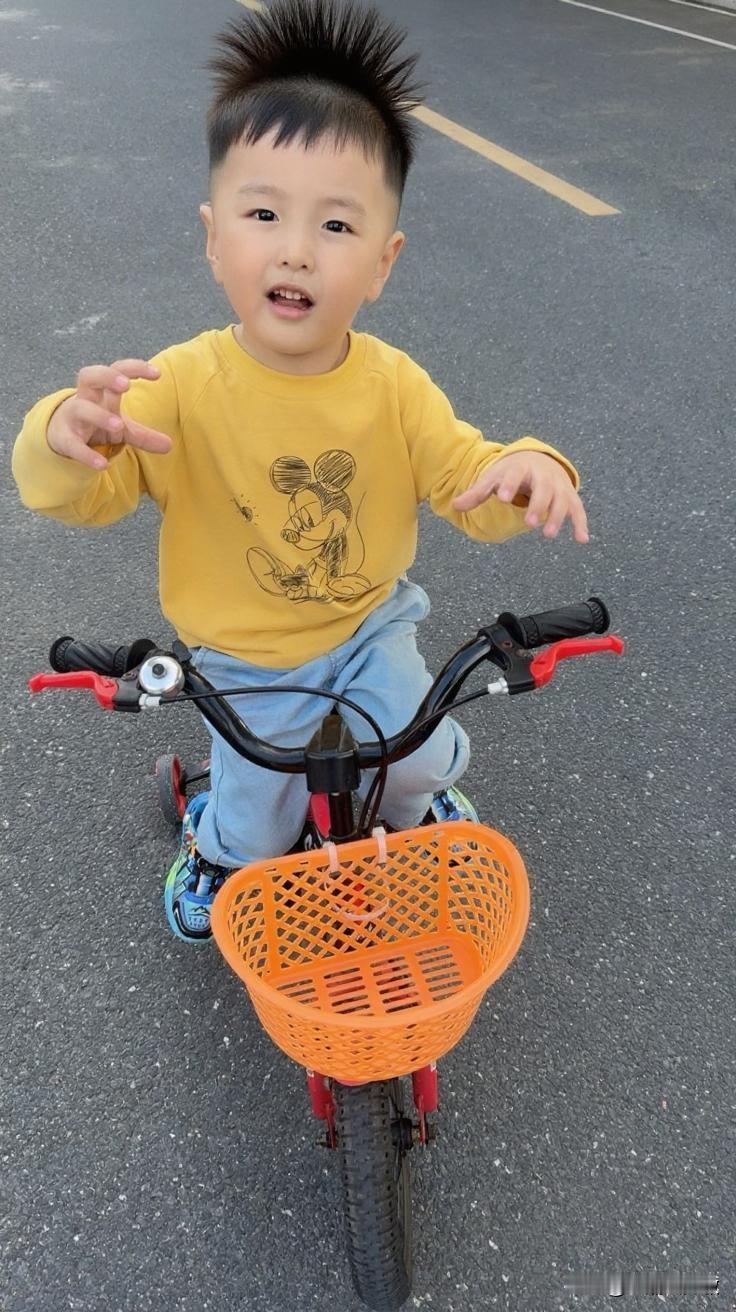 分享我这周有趣的事：突然想给娃剪个好看的发型，所以就找元宝设计了，大家觉得那个更